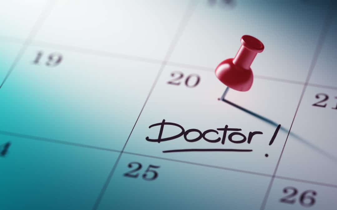 Calendrier avec une punaise qui indique un rendez-vous chez le médecin