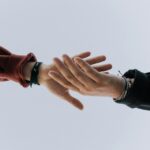 deux mains qui vont l'une vers l'autre
