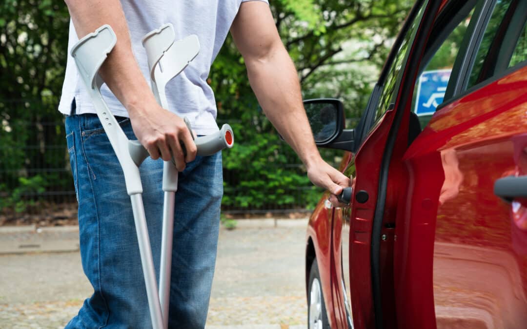 Homme en situation d'handicap physique qui ouvre la portière d'une voiture