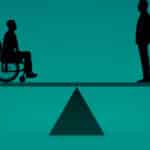 Illustration de deux silhouettes sur une balance avec une personne en situation d'handicap à gauche de la balance et une personne sans handicap à droite de la balance. La balance est bien équilibrée
