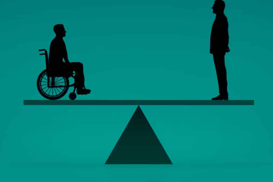 Illustration de deux silhouettes sur une balance avec une personne en situation d'handicap à gauche de la balance et une personne sans handicap à droite de la balance. La balance est bien équilibrée