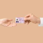 image illustrative avec deux personnes échangeant une carte de permis de conduire