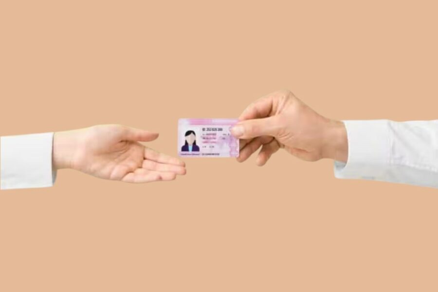 image illustrative avec deux personnes échangeant une carte de permis de conduire