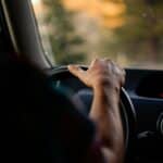 personne conduisant une voiture