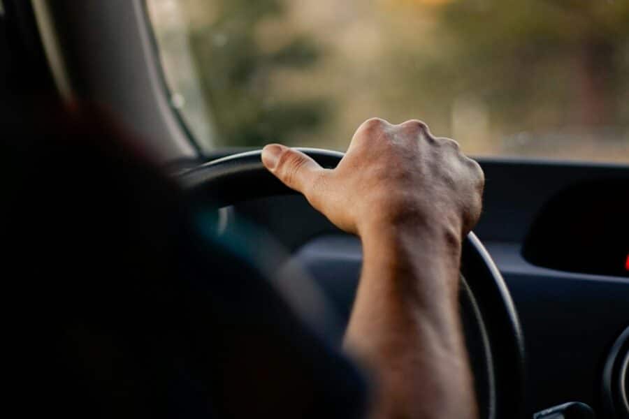 personne conduisant une voiture