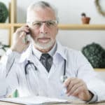docteur au téléphone