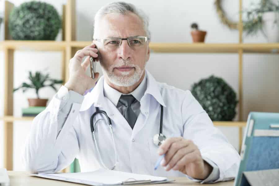 docteur au téléphone